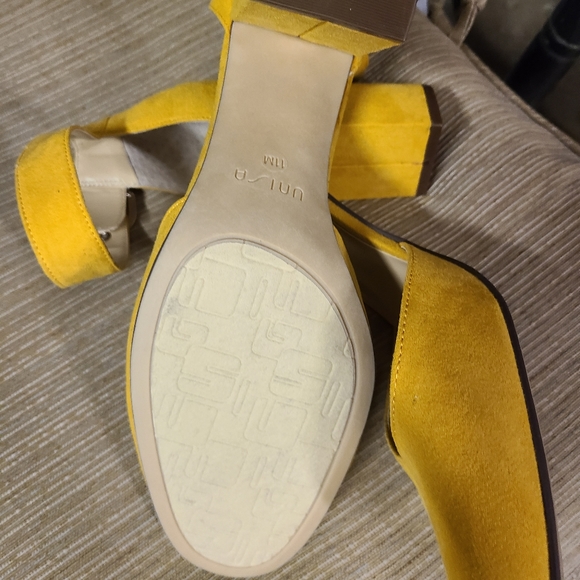 Mustard color stylish pumps - Picture 13 of 16
